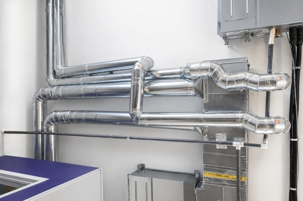 Système de conduits métalliques pour la ventilation dans un bâtiment moderne avec tuyaux en acier inoxydable