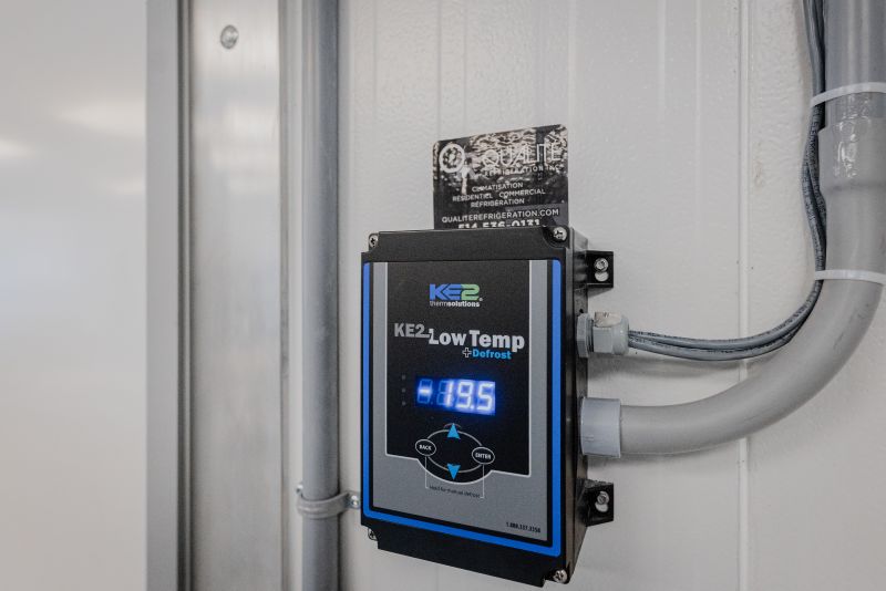 Contrôleur de température KE2 Low Temp fixé sur un mur avec lecture numérique affichant -19,5 degrés Celsius