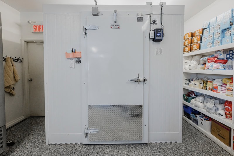 Chambre froide alimentation installée dans un espace alimentaire